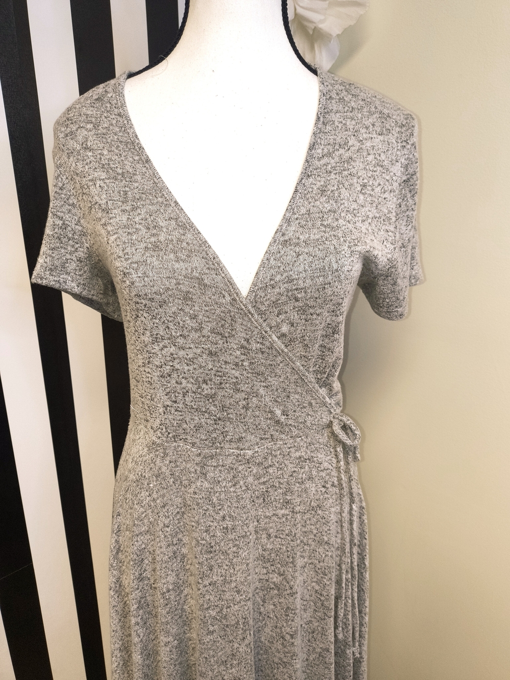Alya Gray Short-Sleeve Wrap Dress with Side Tie - Picture 4 of 4